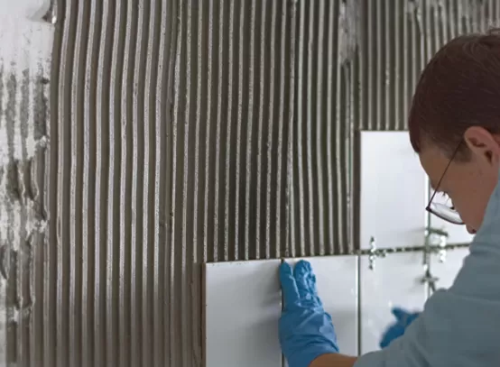 Adhesivo antidescolgamiento para azulejos: Una guía práctica de solución de problemas (y cómo el HPMC realmente ayuda)
