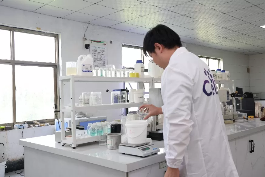 Prueba de consistencia de Celix HEC en formulaciones de pintura a base de agua